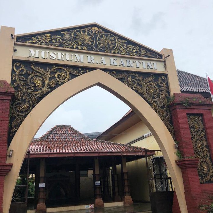 <p>Di Museum Kartini ada beragam peninggalan sejarah yang disimpan, Bunda. Museum ini berada di Jepara, Jawa Tengah dan memiliki banyak keterkaitannya dengan kerajaan zaman dahulu. (Foto: Iin Yumiyanti/HaiBundacom)<br /><br /><br /></p>