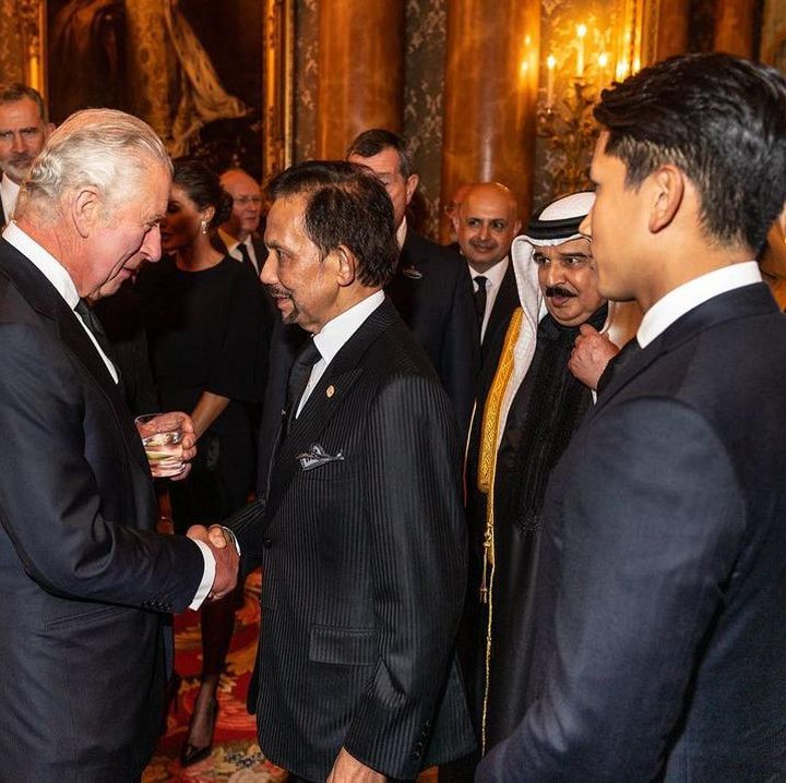 <p>Pangeran Mateen lahir pada 10 Agustus 1991. Pria yang kini berusia 31 tahun tersebut merupakan anak ke-10 sekaligus yang ke-4 dari mantan istri kedua Sultan Brunei. (Foto: Instagram @tmski)<br /><br /><br /></p>