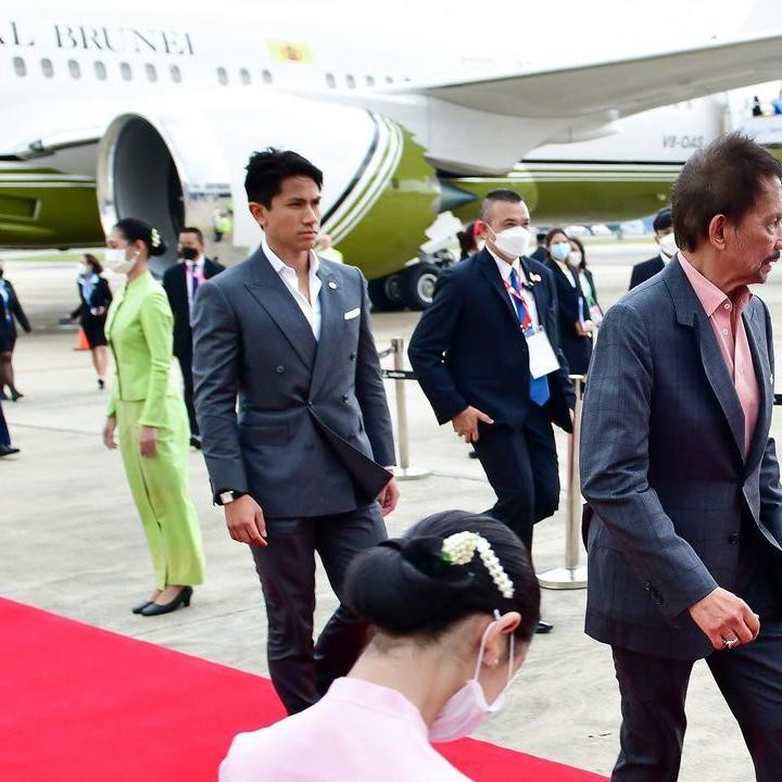 <p>Bukan tanpa alasan, ini karena ia selalu muncul dan terlihat bersama sang ayah, Sultan Brunei Hassanal Bolkiah. (Foto: Instagram @tmski)<br /><br /><br /></p>