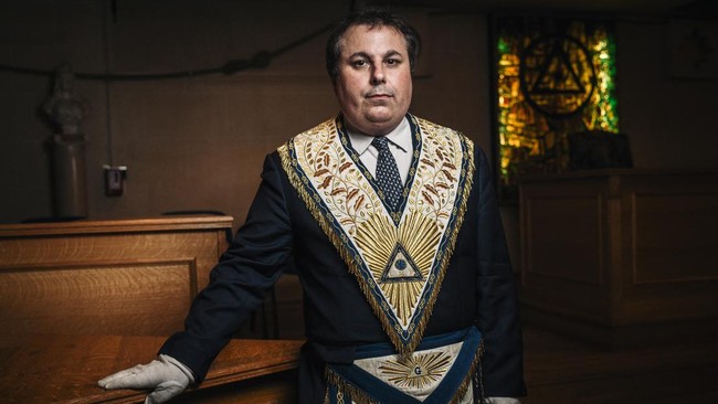 Sejarah panjang organisasi rahasia Freemason yang 'penuh kabut' dan rumit.