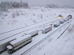Ngerinya Salju di Jepang Bikin Ribuan Orang Nginap di Bandara
