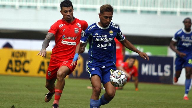 Persib Bandung menggeser Persija Jakarta dari puncak klasemen Liga 1 setelah mengalahkan Borneo FC 1-0 di Stadion Pakansari.