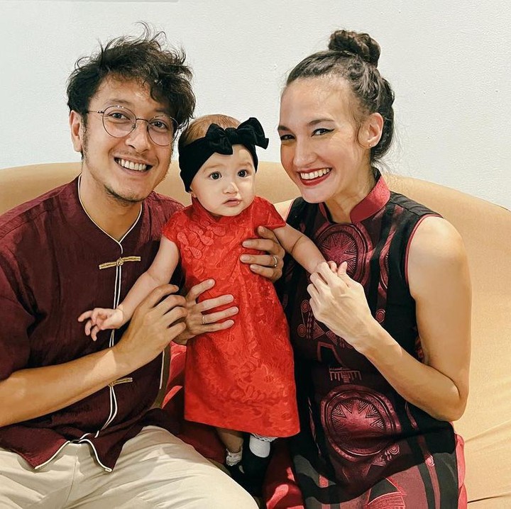 <p>Nadine Chandrawinata dikaruniai seorang putri bernama Nadi Djiwa Anggara, Bunda. Nama ini dipilih jauh sebelum sang putri lahir dan penggunaannya bisa pula untuk anak laki-laki, lho. (Foto: Instagram: @nadinelist)</p>