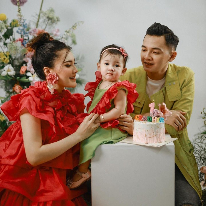 <p>Nama anak Nella Kharisma sarat akan doa dan harapan, Bunda. Gendhis berarti gula dalam Bahasa Jawa, Geona berarti kemuliaan, sementara Madaharsa berarti kesucian. (Foto: Instagram: @nellakharisma)</p>