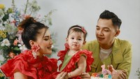<p>Nama anak Nella Kharisma sarat akan doa dan harapan, Bunda. Gendhis berarti gula dalam Bahasa Jawa, Geona berarti kemuliaan, sementara Madaharsa berarti kesucian. (Foto: Instagram: @nellakharisma)</p>