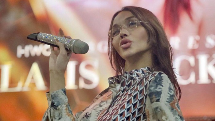 img-title 7 Potret Bunda Corla 'Pulang Kampung' ke Indonesia, Adakan Konser sampai Berkunjung ke Makam Olga Syahputra!