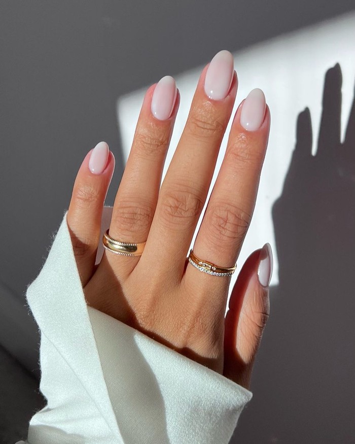 Putih krem ​​ini akan memberikan tampilan kuku yang elegan dan cantik. Tampilanmu akan lebih feminin jika dipadukan dengan anting-anting mutiara untuk kencan di malam Hari Valentine./ Foto: instagram.com/iramshelton