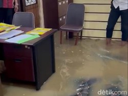 Rumah Dinas Terendam Banjir Rob, Bupati Inhil Mengungsi