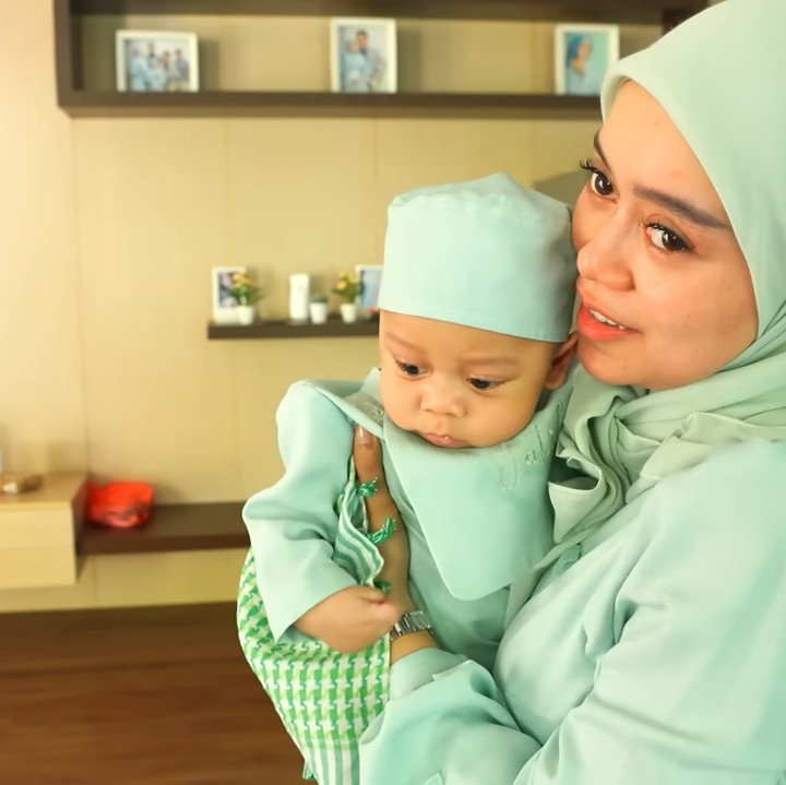 <p>Rumah tersebut sudah selesai direnovasi dan kini terlihat lebih cantik dengan gaya interior yang minimalis. (Foto: YouTube Leslar Entertainment)</p>
