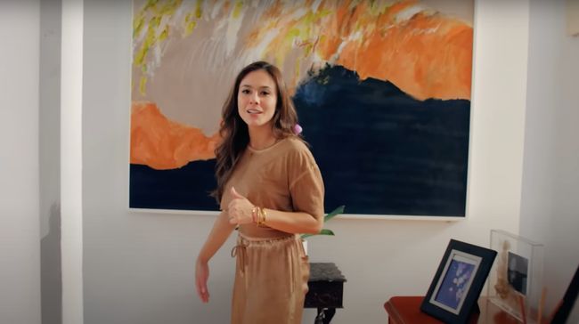 Intip 8 Potret Rumah Mewah Wulan Guritno yang Unik Setiap Lantai Saling Tergantung