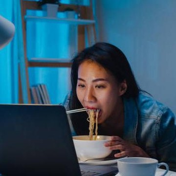img-title Selain Bikin Perut Buncit, Waspadai 4 Dampak Suka Makan Larut Malam bagi Kesehatan!