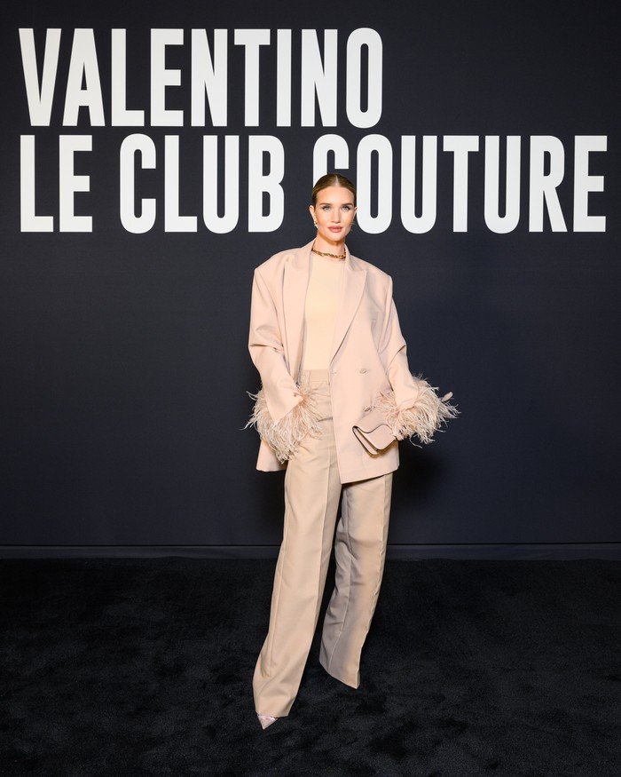 Identik dengan gaya seksi di runway, model Rosie Huntington-Whiteley kali ini bergaya formal dan boyish lewat setelan nude aksen feathers. Foto: Valentino/SGPItalia