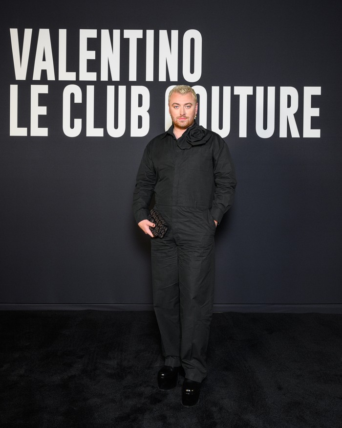 Sam Smith memilih gaya simpel nan understated lewat jumpsuit aksen corsage. Foto: Valentino/SGPItalia
