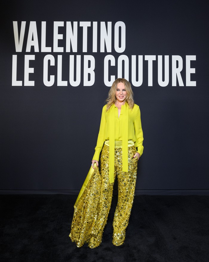 Rona lime tampaknya siap menggantikan warna pink khas Valentino di tahun 2023. Tengok gaya stylish Kylie Minogue dalam warna ini lewat padanan setelan aksen embellishments! Foto: Valentino/SGPItalia