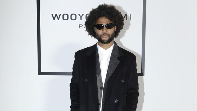 Pemain Bayern Munich Serge Gnabry muncul Paris Fashion Week beberapa hari lalu, alih-alih memulihkan diri usai pertandingan.
