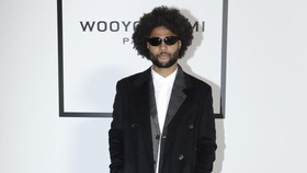 Kemunculan Pesepakbola Serge Gnabry di Paris Fashion Week Tuai Kritik
