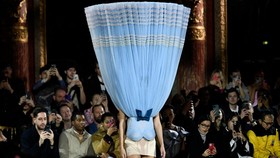Dunia Jungkir Balik di Viktor & Rolf