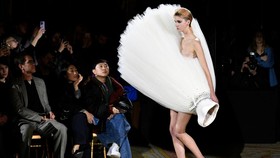 FOTO: Kaki di Kepala, Kepala di Kaki, Jungkir Balik Viktor & Rolf