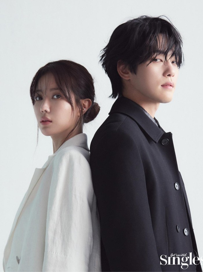 Keduanya pun juga sempat membagikan cerita mengenai proyek drama terbaru mereka, Kokdu: Season of Deity yang ber-genre fantasi dan romantis./ Foto: Singles Magazine via Soompi