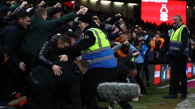 Suporter Manchester United berselebrasi dengan liar saat Bruno Fernandes membobol gawang Nottingham Forest pada leg pertama semifinal Carabao Cup.