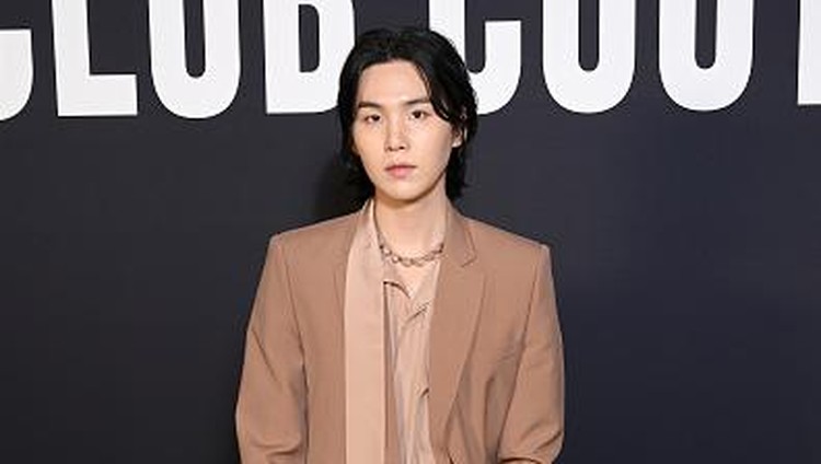 Suga BTS di Paris Fashion Week 2023 PARIS, FRANCE - JANUARY 25: (EDITORIAL USE ONLY - For Non-Editorial use please seek approval from Fashion House) Suga attends the Valentino Haute Couture Spring Summer 2023 show as part of Paris Fashion Week on January 25, 2023 in Paris, France. (Photo by Stephane Cardinale - Corbis/Corbis via Getty Images)