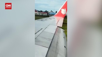 VIDEO: Detik-Detik Sayap Pesawat Lion Air Tabrak Garbarata