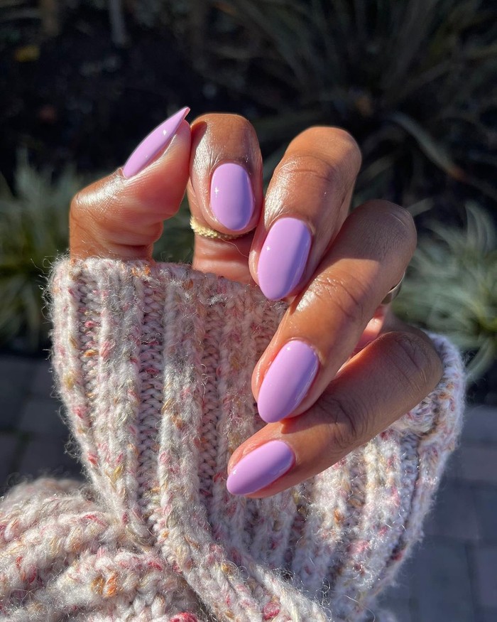 Untuk kamu yang ingin terlihat kalem di Hari Valentine kamu dapat menggunakan warna lilac. Selain warnanya yang soft, warna ini juga tidak terlihat too much dan cocok digunakan di hari spesial./ Foto: instagram.com/lolo.nailedit