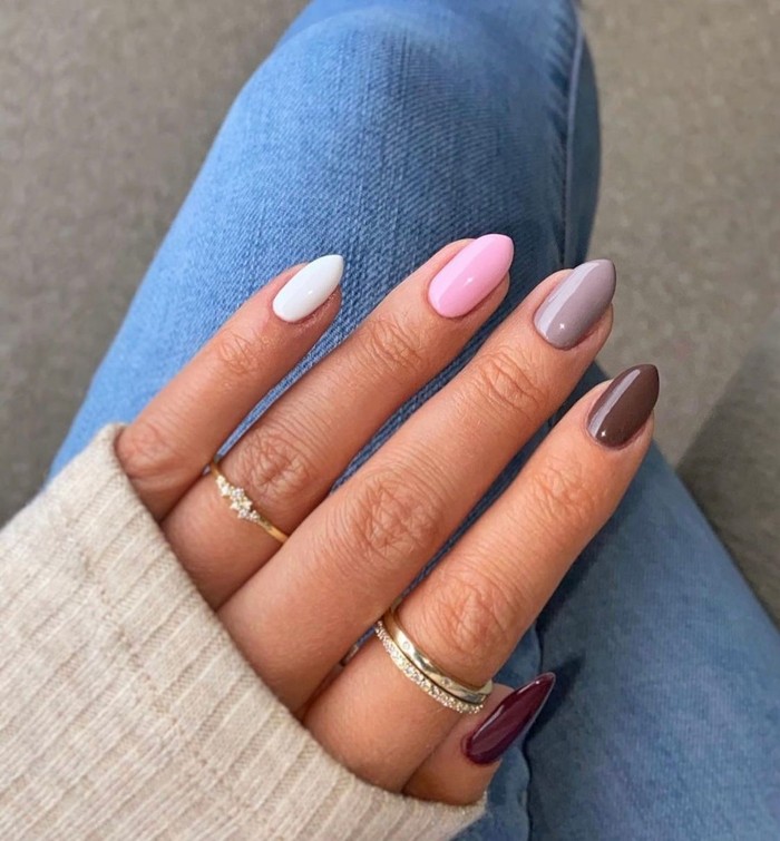 Warna berwarna-warni ini mengingatkan kita pada es krim Neapolitan dengan rasa vanila, strawberry dan coklat. Menggunakan kutek ini akan membuatmu terlihat unik dan berbeda yang cocok dengan gaya casual dan santai./ Foto: instagram.com/opi