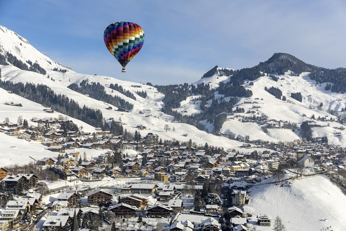 A balloon takes part in the 43rd International Hot Air Balloon Festival in Chateau-d'Oex, Switzerland January 24, 2023. REUTERS/Denis Balibouse TPX IMAGES OF THE DAY Negara yang Hampir Tidak Pernah Perang Sejak Berdiri