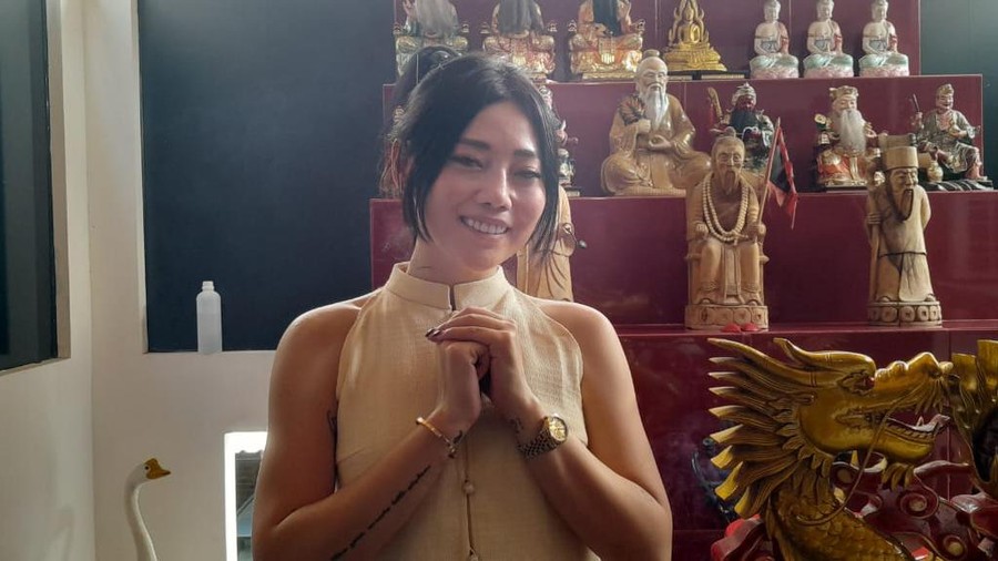 Wendy Walters saat berkunjung ke Vihara Siam Lukong.