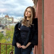 Masih Jadi Tahanan Rumah, Intip Gaya Anna Delvey Sosialita Palsu 'Inventing Anna' saat Rayakan Ultah!