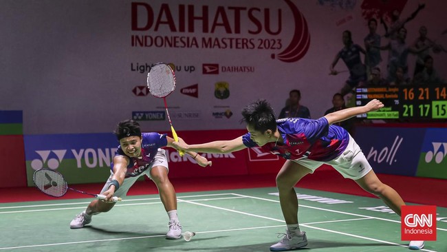 Mata Apriyani berkaca-kaca setelah langkahnya bersama Siti Fadia Silva Ramadhanti terhenti di babak perempat final Indonesia Masters 2023, Jumat (27/1).