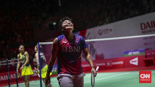 Apriyani Rahayu pasrah senar raketnya putus di momen genting perempat final Indonesia Masters 2023 saat kalah dari wakil Thailand pada Jumat (27/1).