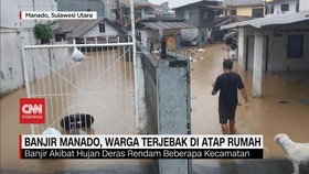 VIDEO: Banjir Manado, Warga Terjebak di Atap Rumah