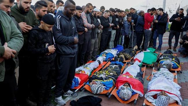 FOTO: Raut Duka Palestina Antar Korban Serbuan Maut Israel