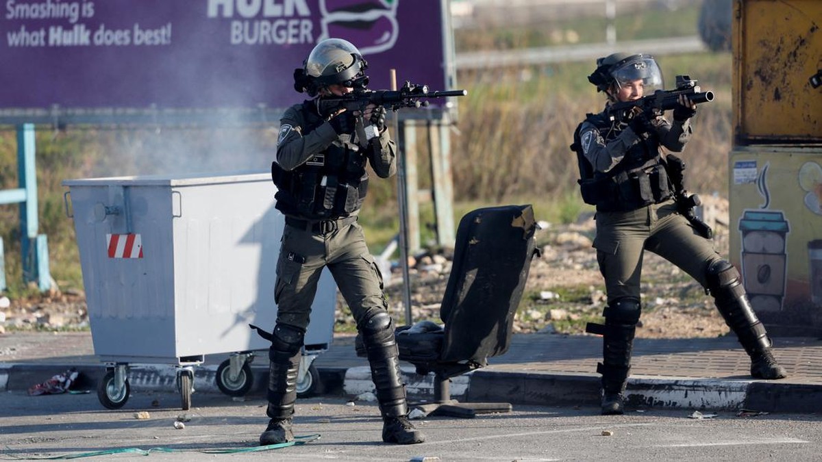 FOTO: Raut Duka Palestina Antar Korban Serbuan Maut Israel