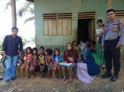 Perjuangan Bripka Guruh Salurkan Sembako untuk Suku Anak Dalam Jambi
