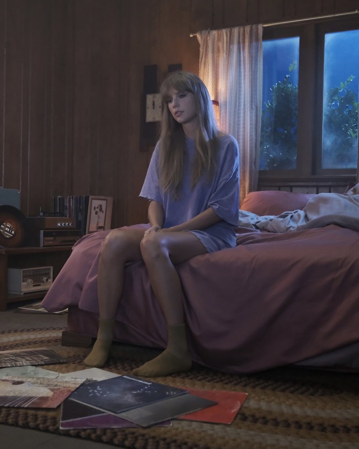 'Meet me at Midnight', ujar Taylor Swift dalam cuplikan music video premiere The Lavender Haze. 