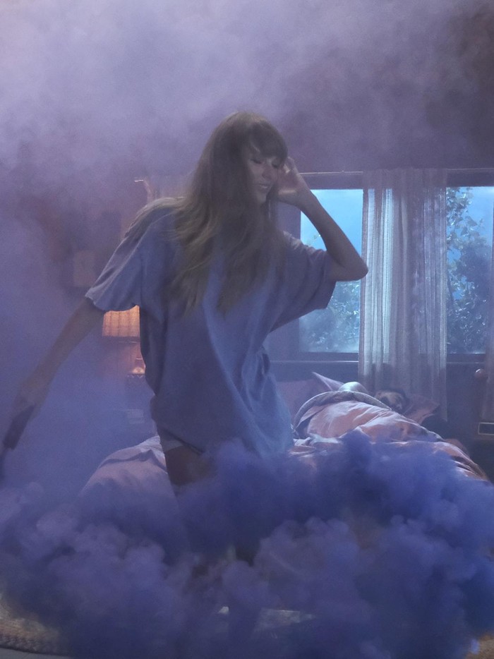 Dikenal sebagai musisi yang kerap menulis lagu dari pengalaman cinta pribadi, khusus Lavender Haze ini diduga ditujukkan buat kekasih, Joe Alwyn, yang sudah lebih dari 6 tahun bersama. Manisnya!/Foto: IG @taylorswift, YouTube