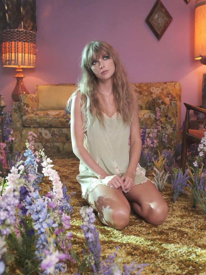 MV ini merupakan yang pertama ditulis dari 3 yang sudah rilis, Beauties. Demikian ungkap Taylor di caption. Menurutnya, yang satu ini membantunya benar-benar mengkonseptualisasikan dunia dan suasana tengah malam, lho./Foto: IG @taylorswift, YouTube
