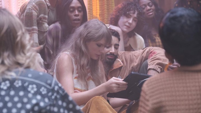 Beauties sudah liat MV-nya? Bersama co-star Laith Ashley, Pelantun The Lavender Haze itu mengungkapkan rasa bahagia dan terkesan saat membuat video tersebut bersama./Foto: IG @taylorswift, YouTube