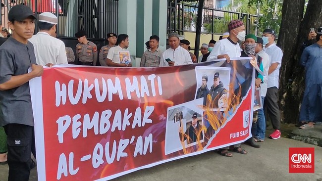 Aksi dipimpin oleh Muchtar Daeng Lau yang merupakan mantan narapidana kasus terorisme. Dalam unjuk rasa itu, massa membakar foto pembakar Alquran.
