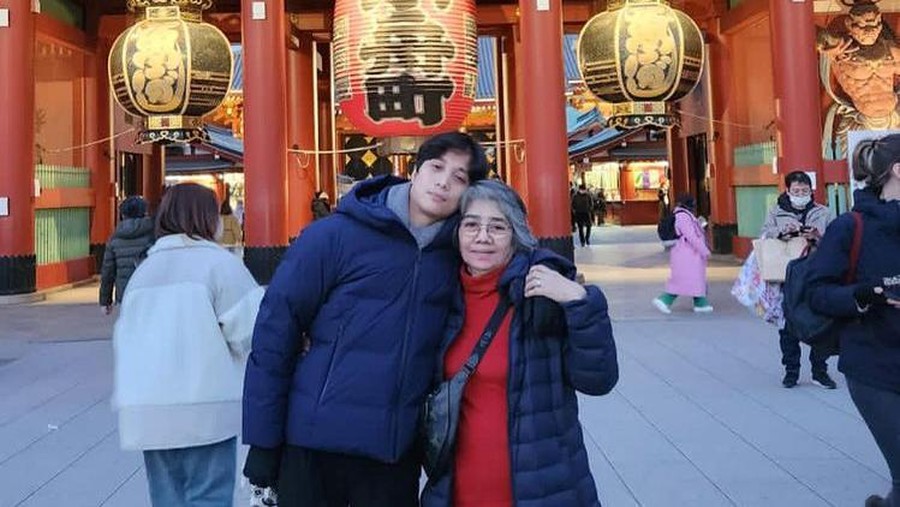 Dikta dan sang ibunda di Jepang Dikta dan sang ibunda di Jepang