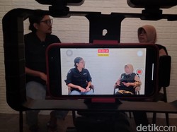 Dorongan Hati Driver Taksi Online Rawat Nenek Sebatang Kara di Sidoarjo