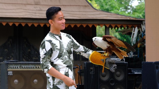 Ketua Fraksi PDIP DPRD Surakarta YF Sukasno menyindir even yang banyak digelar Gibran di Solo sehingga mestinya PAD dari pajak hotel dan restoran bisa digenjot.