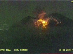 Gunung Semeru Muntahkan Lava Pijar Sejauh 800 Meter Disertai Gemuruh