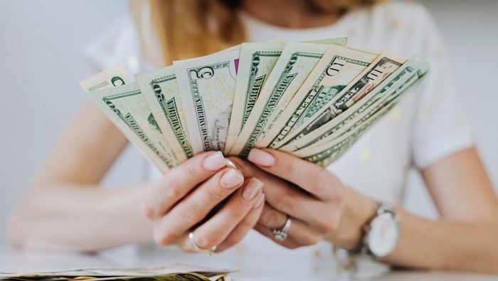 Taurus selalu memiliki naluri untuk menabung, mengelola keuangan, dan tidak mau menghamburkan uangnya demi hal yang tidak terlalu penting/Foto: pexels.com/karolina-grabowska