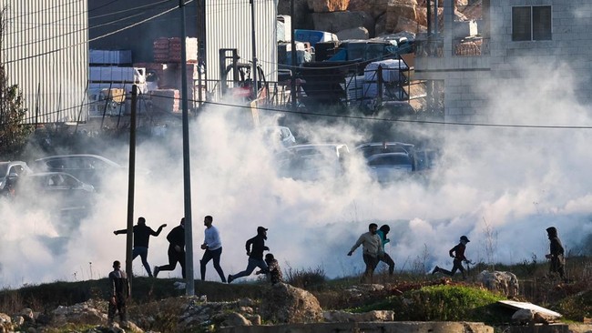 Polisi Turki menembakkan gas air mata ke massa pendukung Palestina yang berunjuk rasa di Pangkalan Udara Incirlik pada Minggu (6/11).