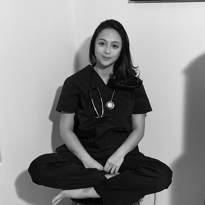 <p>Jill Carissa lalu bercerita, ia kini sedang bergelut di dunia medis. Tepatnya sebagai asisten perawat di Australia. Ia melanjutkan sekolah untuk menjadi perawat bersertifikat dan bekerja di nursing home atau panti jompo. (Foto: Instagram @carissajill)<br /><br /><br /></p>