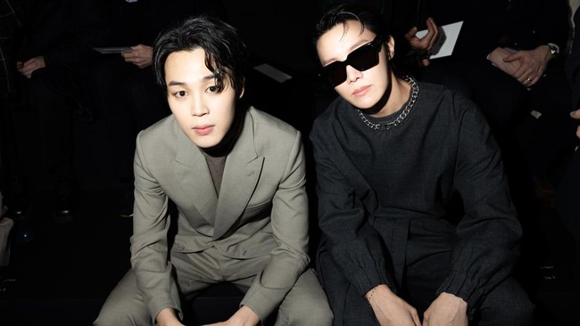 FOTO: Adu Pesona Suga dan Jimin di Paris Fashion Week